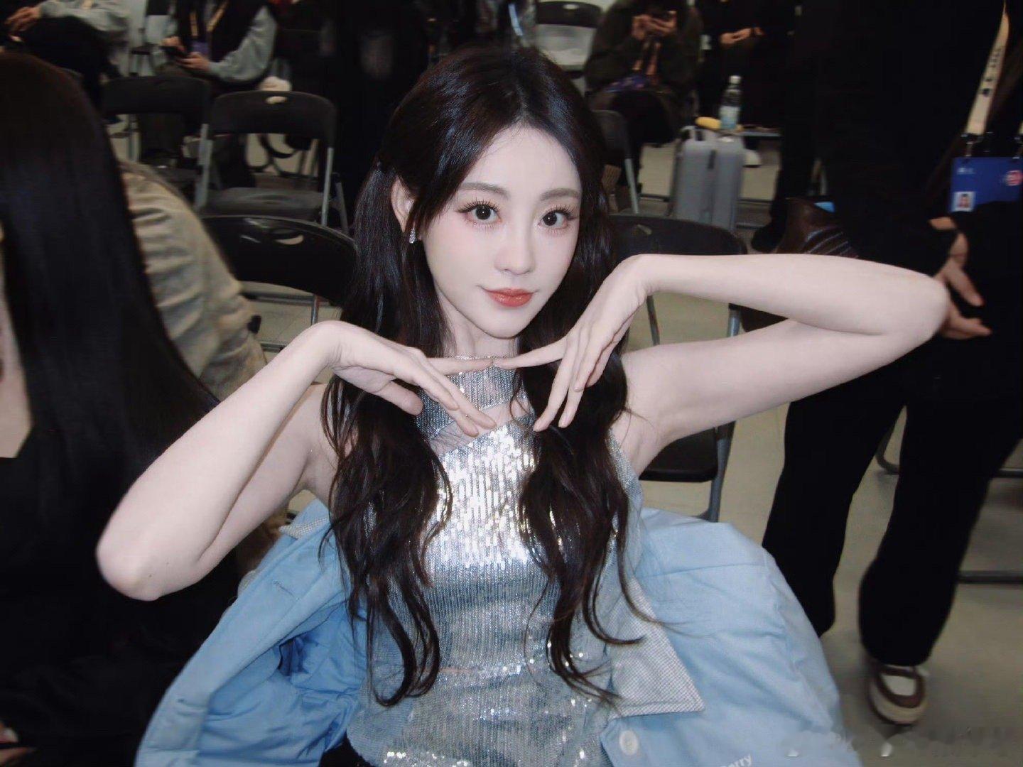 祝绪丹美商祝绪丹这妆造绝了！清透的妆衬得五官特温柔，发型和裙子也搭得死死的，从