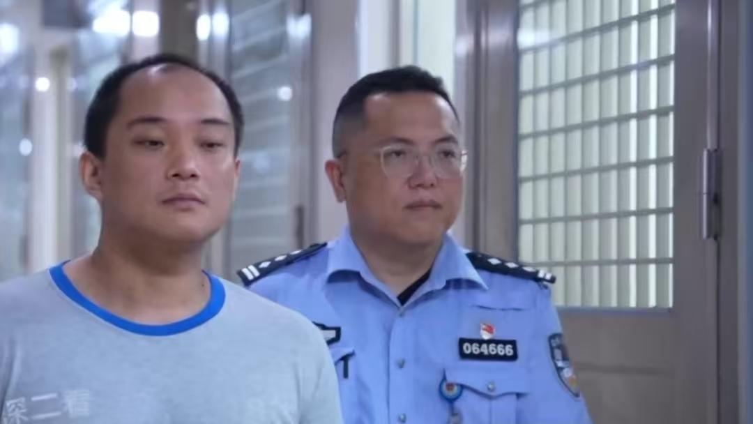 白应苍秃头后为什么这么怂？首先白应苍被捕后，头发变得稀疏甚至出现脱顶。这种明显