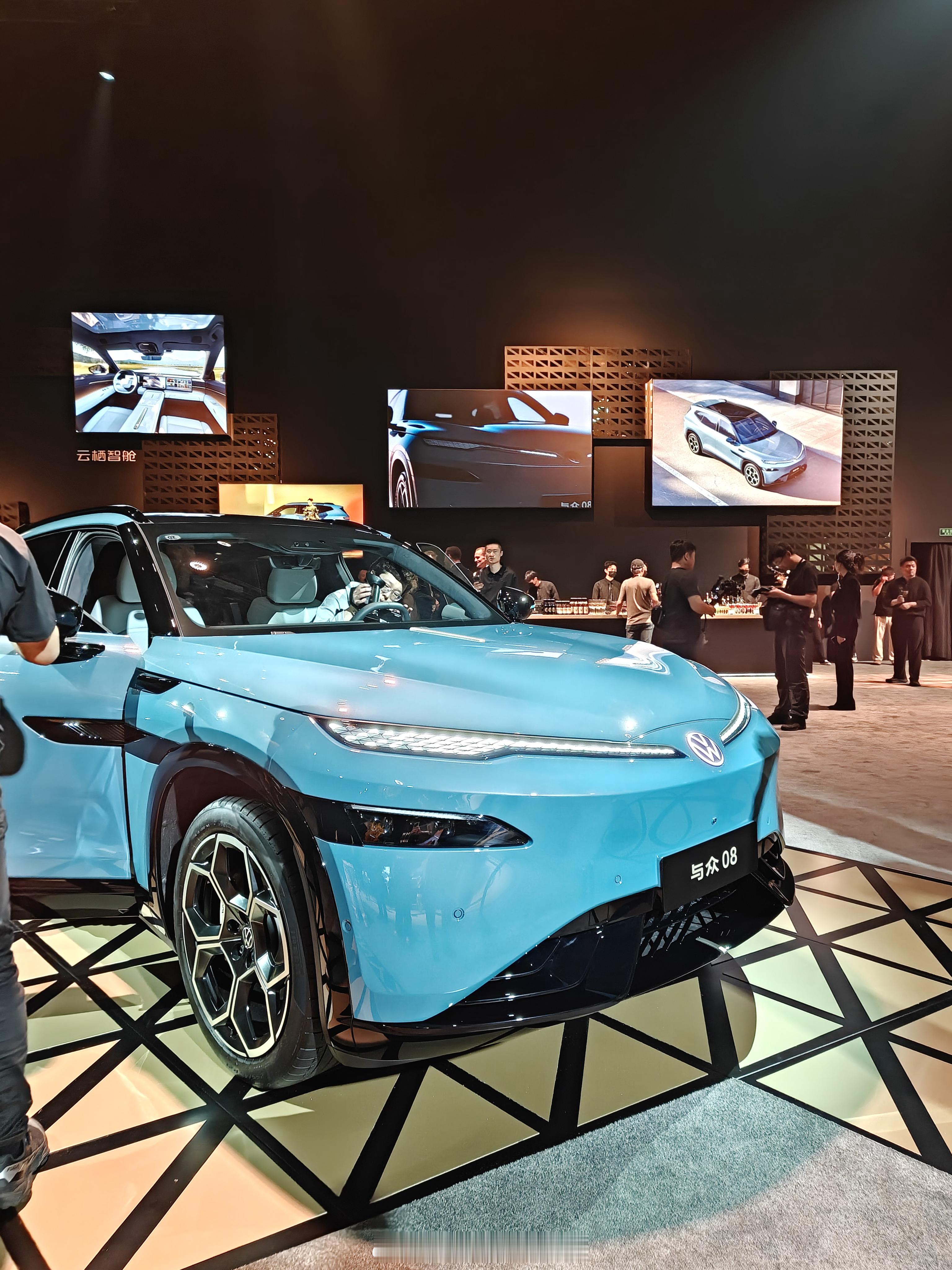 今天看金标大众的发布会。与众08搭载双图灵芯片+VLA智驾，还有我非常熟悉的智能