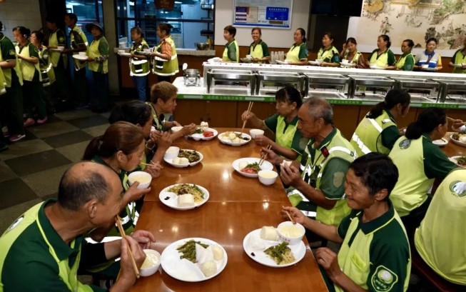 “活该他发财！”2025年8月，四川成都，一素食餐厅老板免费为环卫工提供早餐8年