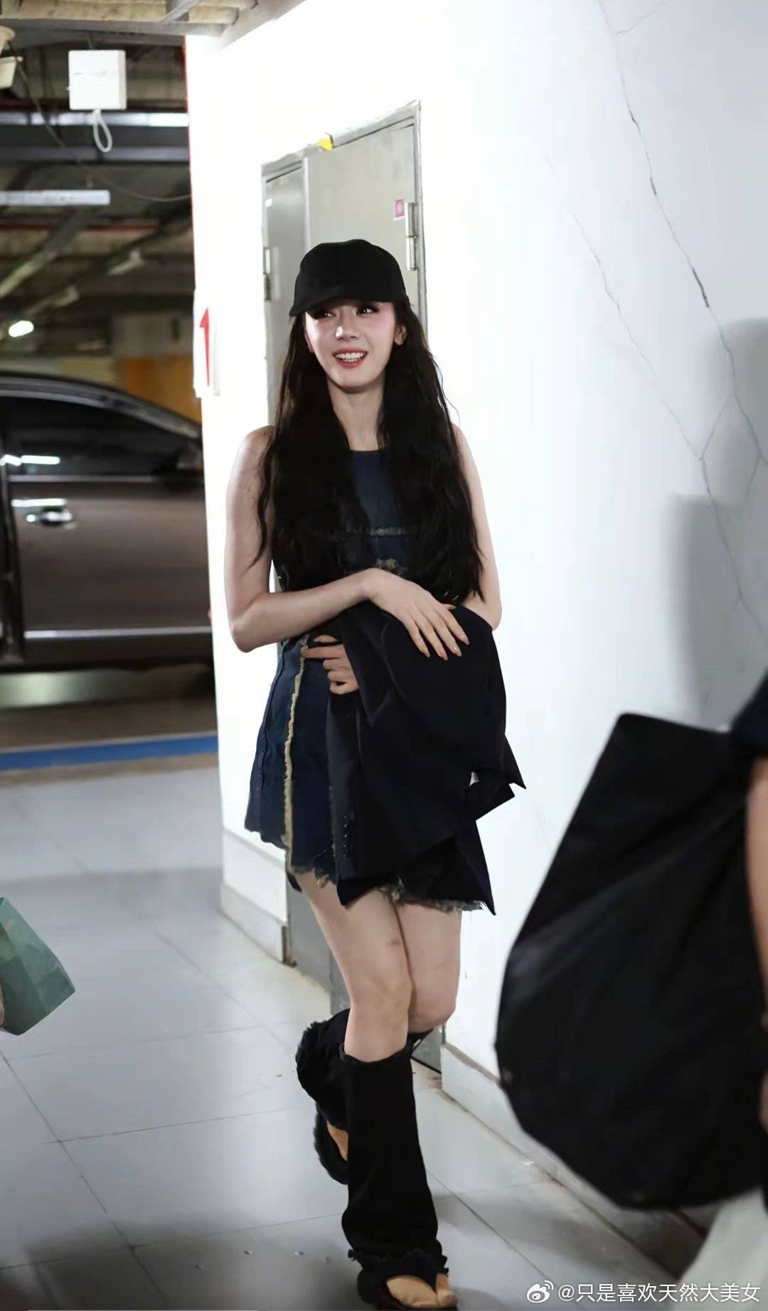 #金晨我不是迪丽热巴#原来是迪丽热巴戴的这顶帽子，好好看呀迪丽热巴不愧是行走的带货能手​