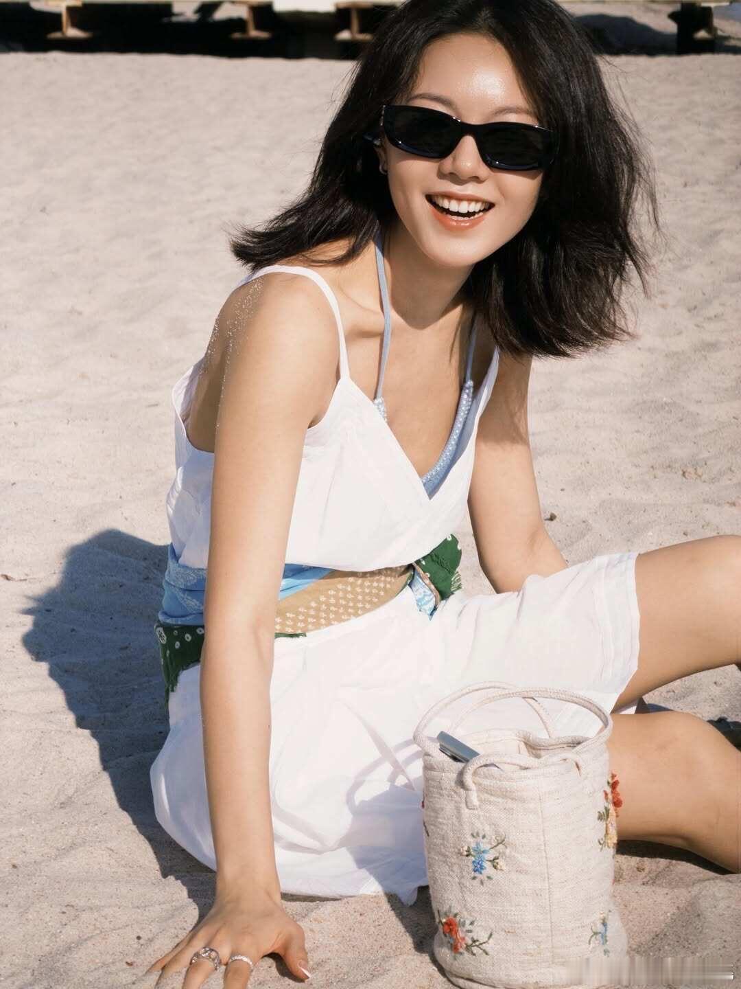 赵今麦法国寄来明信片，IsabelMarant白色连衣裙内搭MIUMIU比基尼