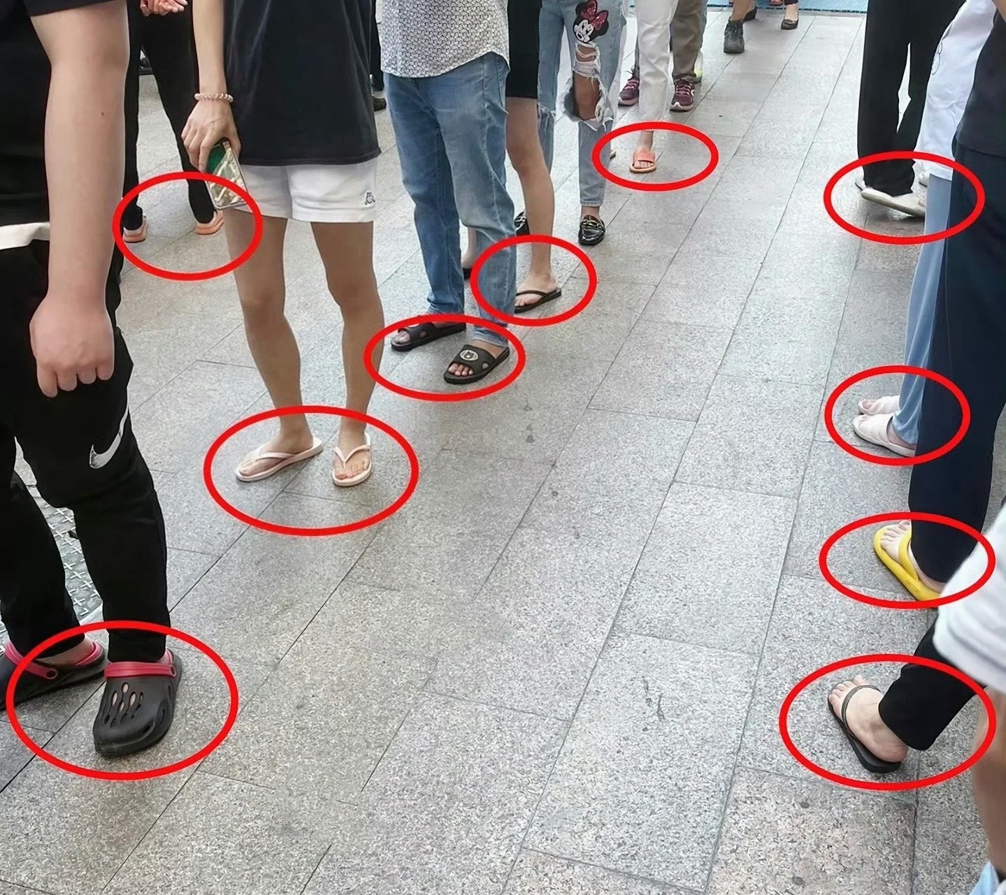 终于理解两广地区对拖鞋的执念了天晴下雨皆可穿，主打一个松弛感，而且还舒服
