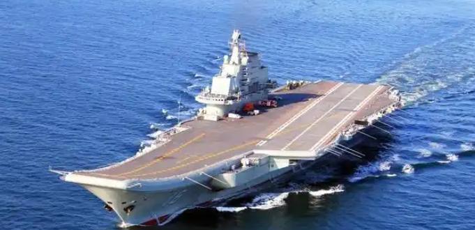 航母上宽下窄，为什么不会发生侧翻？因为水底下的航母，才是航空母舰的技术精髓。别