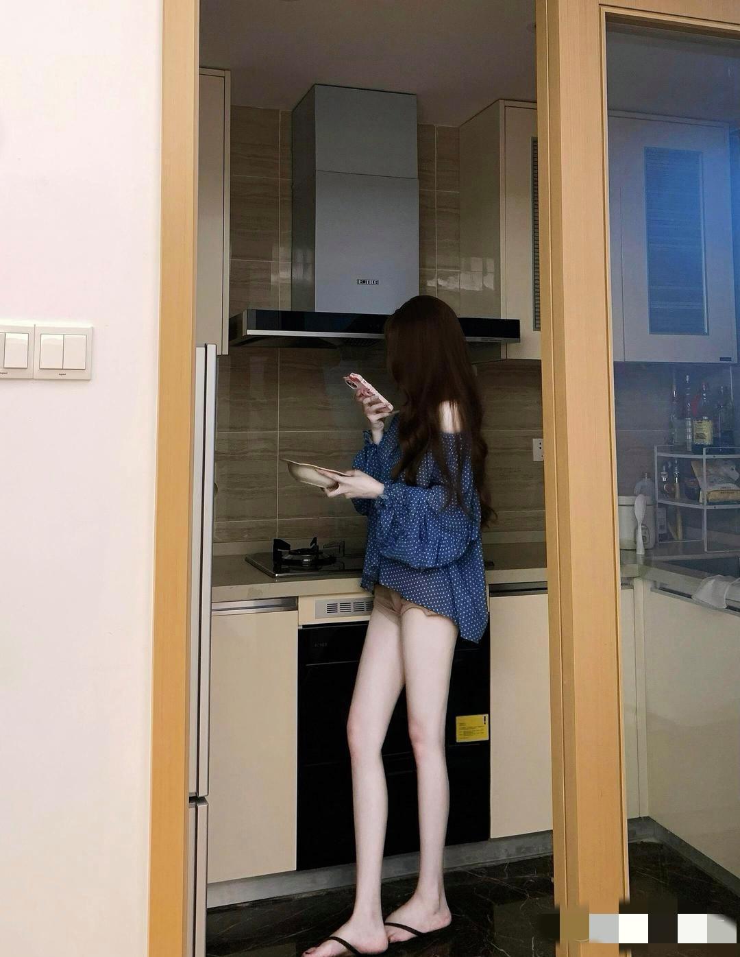 远远看着还以为她在厨房研究大餐，凑近一瞧给我逗笑了，原来捧着手机在查鸡蛋怎么炒不