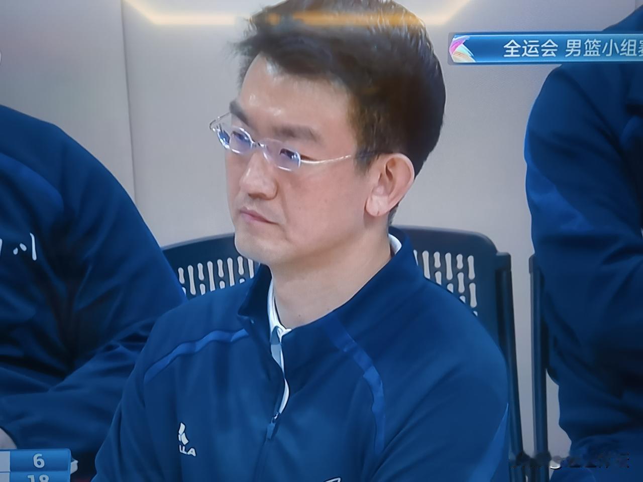 四川男篮开场被上海男篮打花了！8：16。没想到四川男篮的阵容是CBA冠军阵容。主