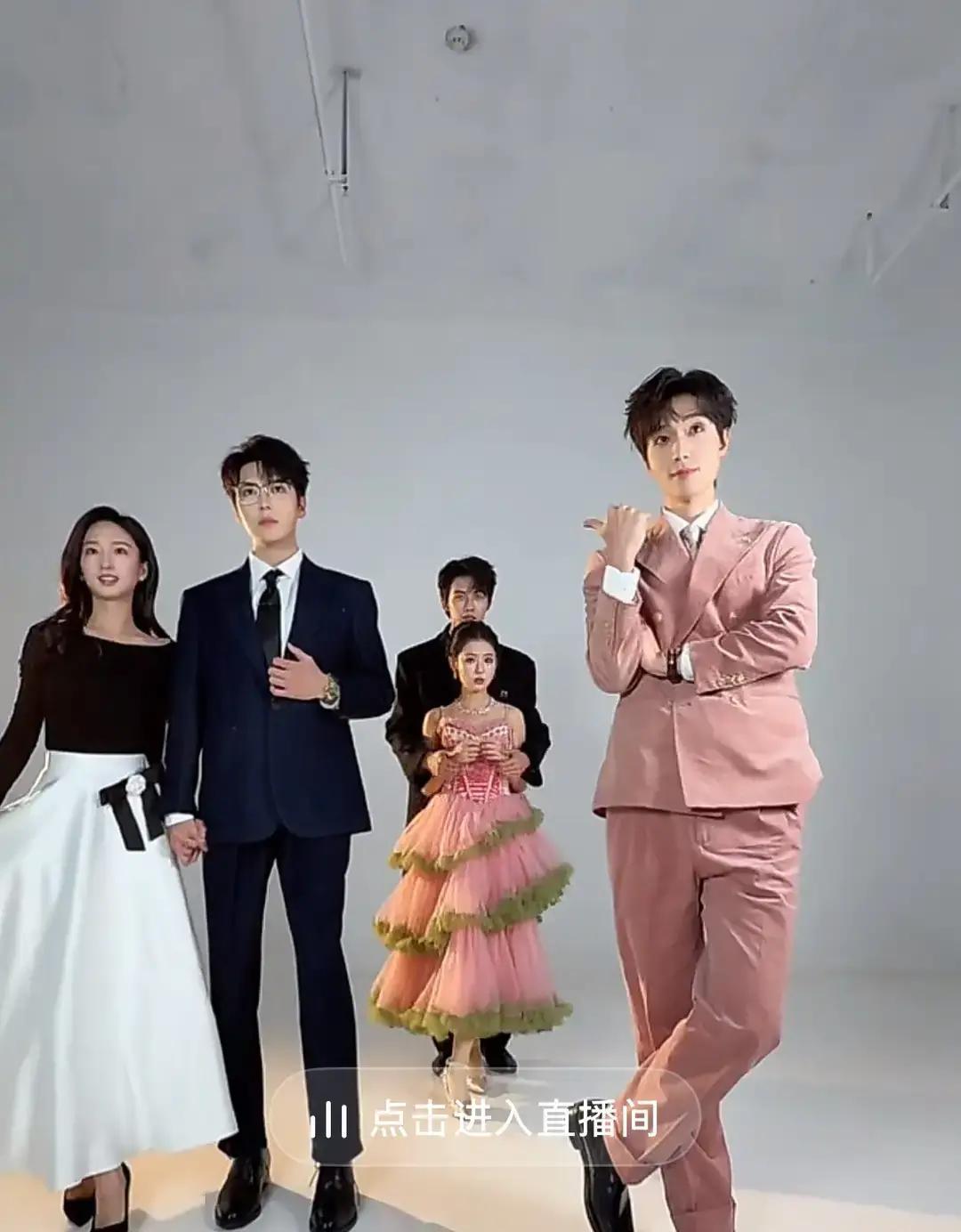 翟一莹梁思伟首搭？横店狗仔拍到新剧组围读剧本，名单里翟一莹、梁思伟、卡戎并