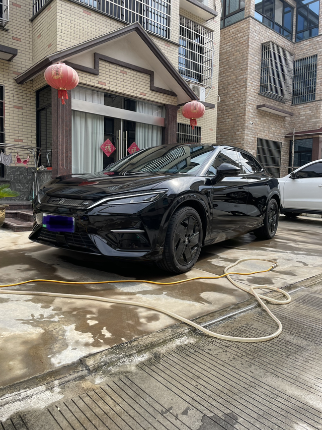 换了电车以后以前开油车，最低4毛多一公里已经觉得很低了，然后换了电车以后，对，