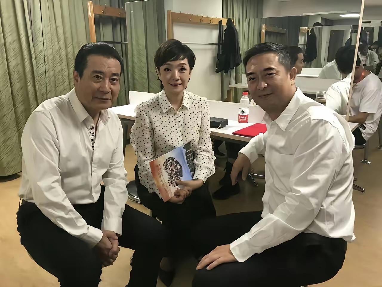 坐在中间的这位，是张嘉益的老婆，也是一名实力派演员，还看过她饰演的角色。20