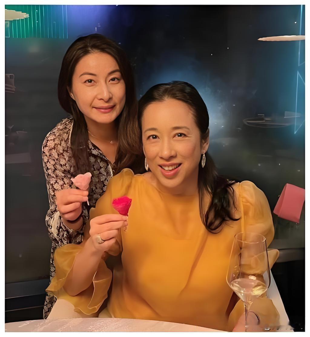 2000年，霍启刚第一次带女友回家。朱玲玲只看了一眼，便说：“你们不合适，分了吧