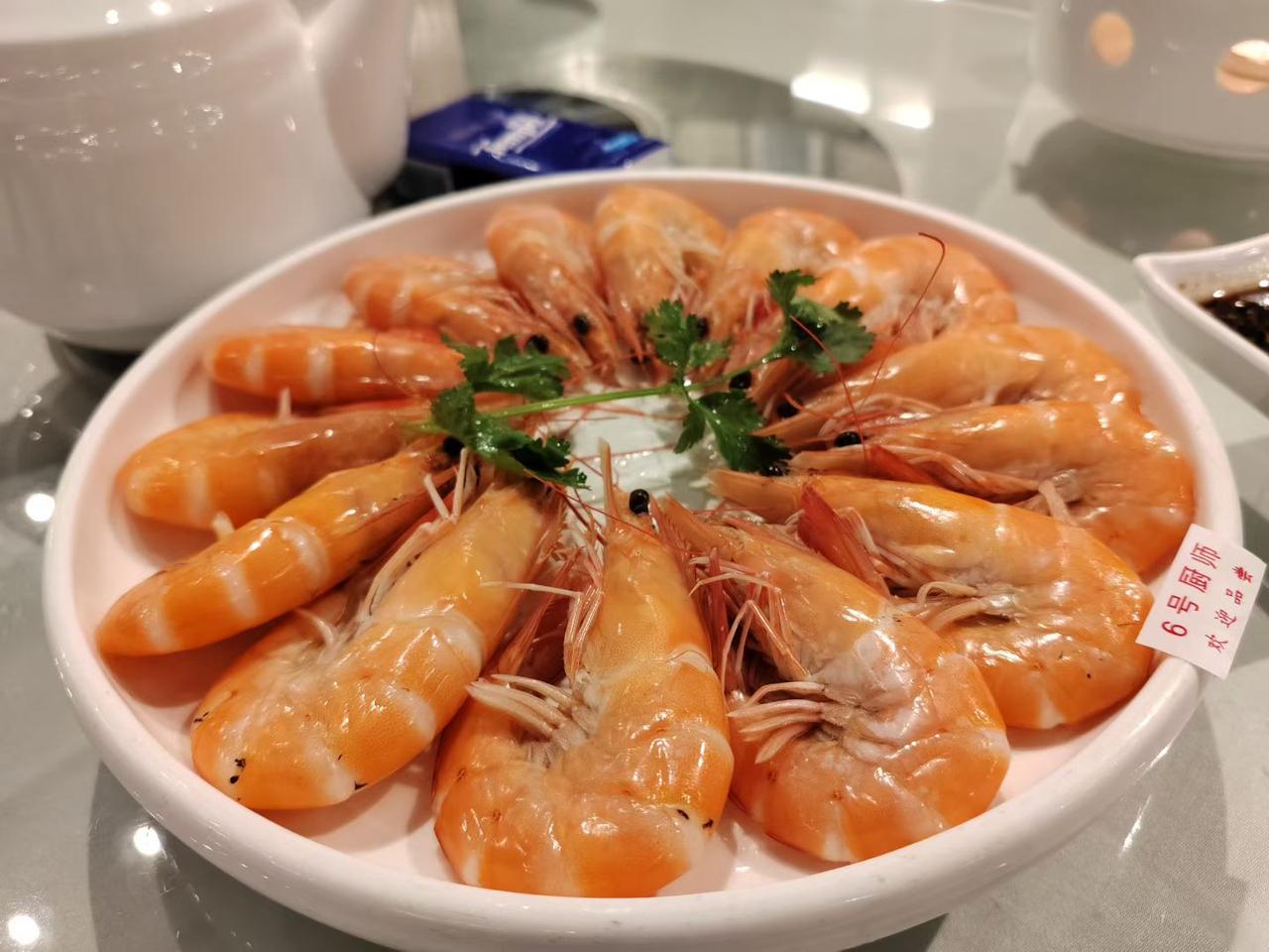 吃胖当然有原因——实在抵不住那口“鲜”的诱惑。白灼虾端上桌，粉亮亮地蜷着，剥