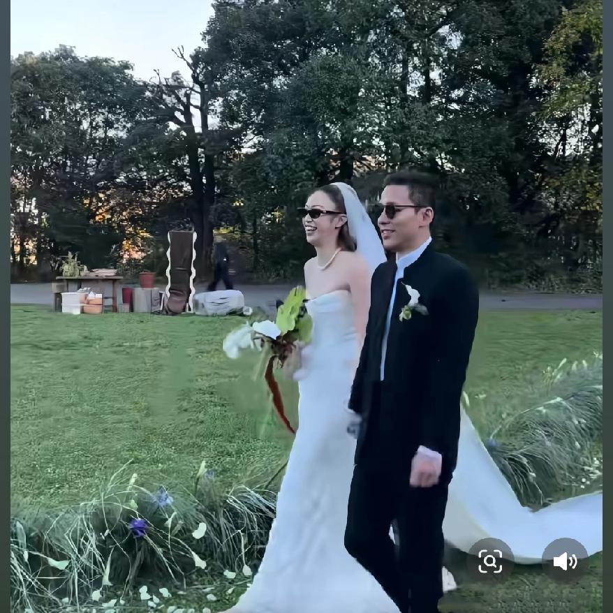 霍启仁大婚有眼尖的网友已经发现郭晶晶居然没有出席，众多网友纷纷议论，猜测是不