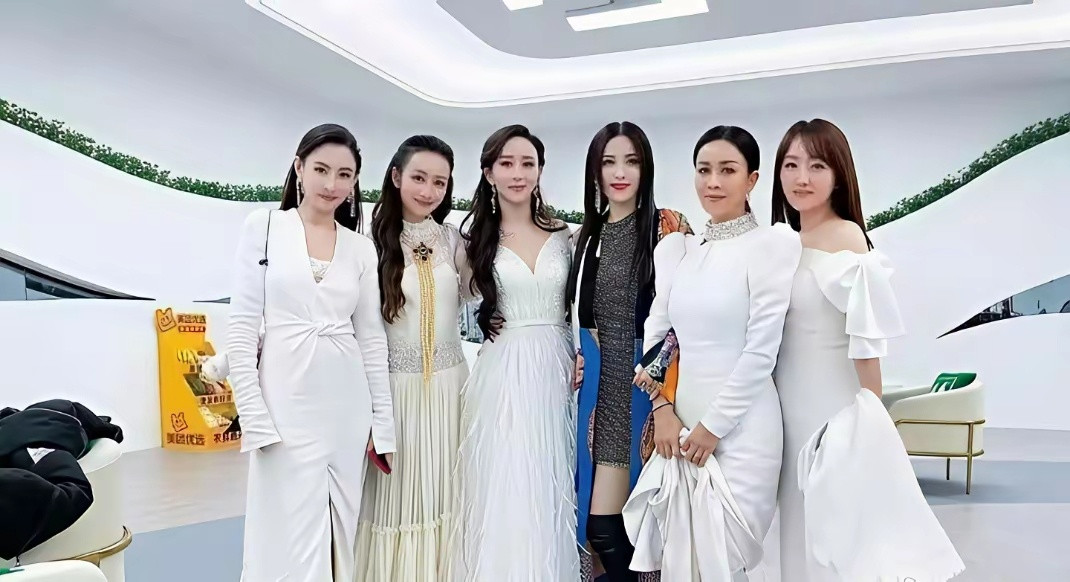 曾黎真的有大家吹的那么美吗，一看合照就知道了。