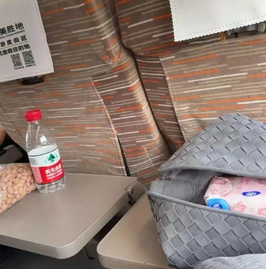*带酒上车，必须同时满足4个条件：1、原装白酒，不能是散装2、包装密封完好