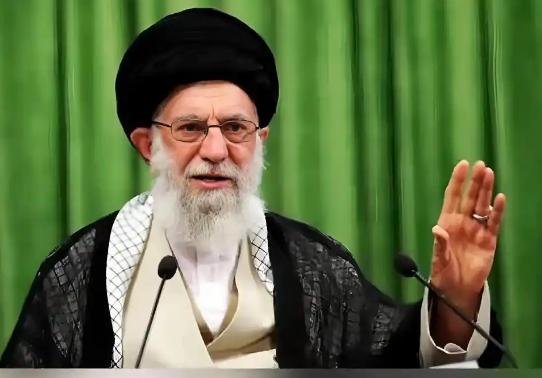 假如美国和伊朗真打起来，那伊朗唯一的“活路”，大概率就是在一开战的时候，将自己所