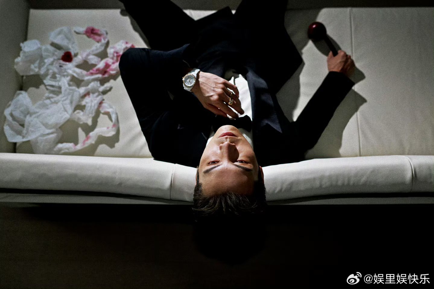 陈伟霆黑西装帅成啥了陈伟霆这张脸就该演霸总陈伟霆黑西装造型张力拉满，光影勾勒出