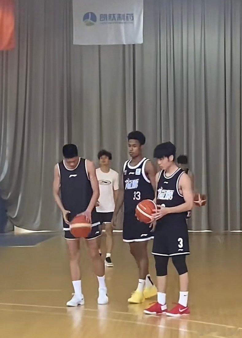宏远青训小将彰华非已抵达龙狮训练基地，看来球队关于焦泊乔的交易已经谈得差不多了[