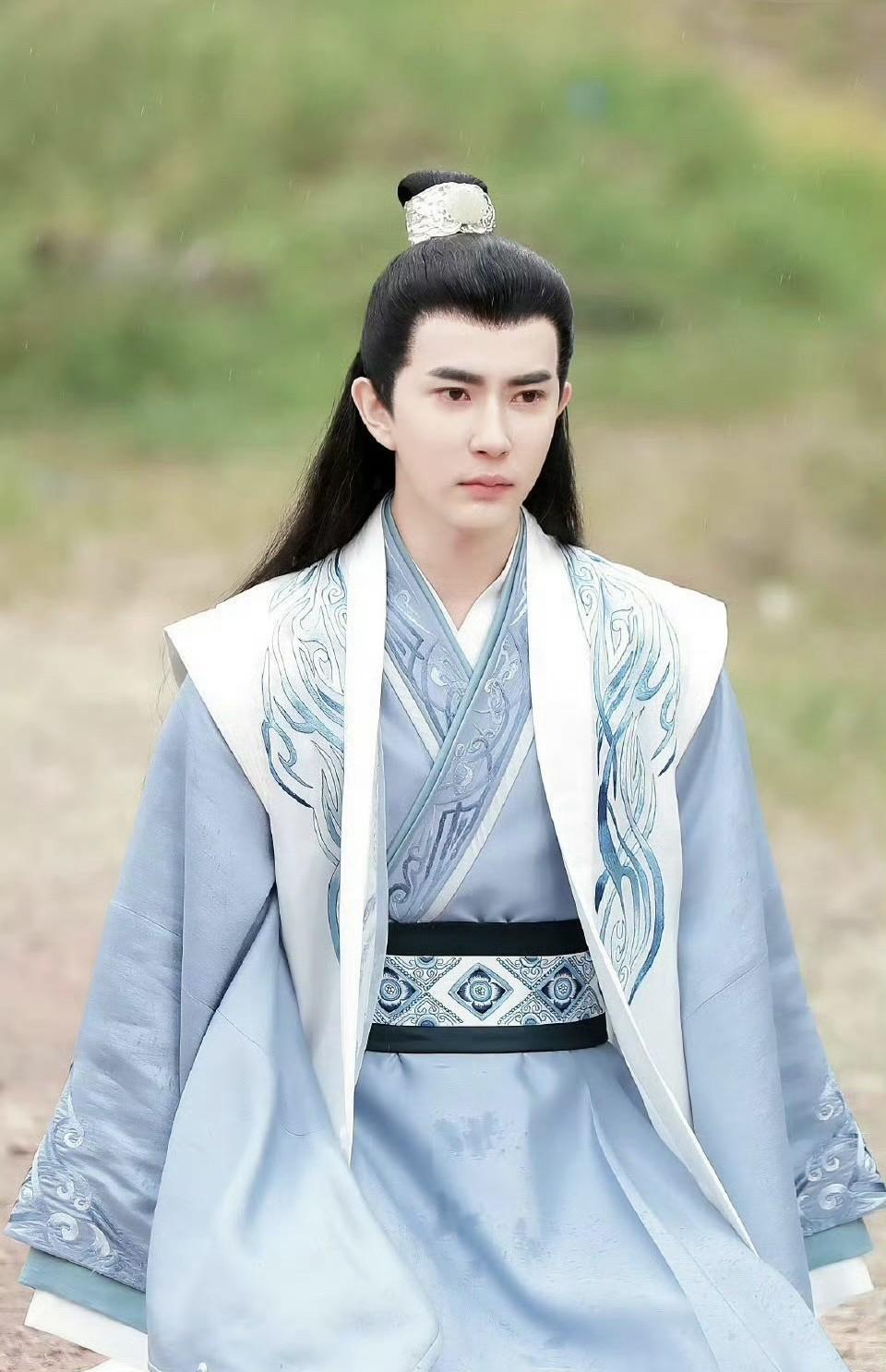 #网传演员于朦胧坠楼#应该是真的。上了两个热搜，工作室没出来辟谣。快男出道