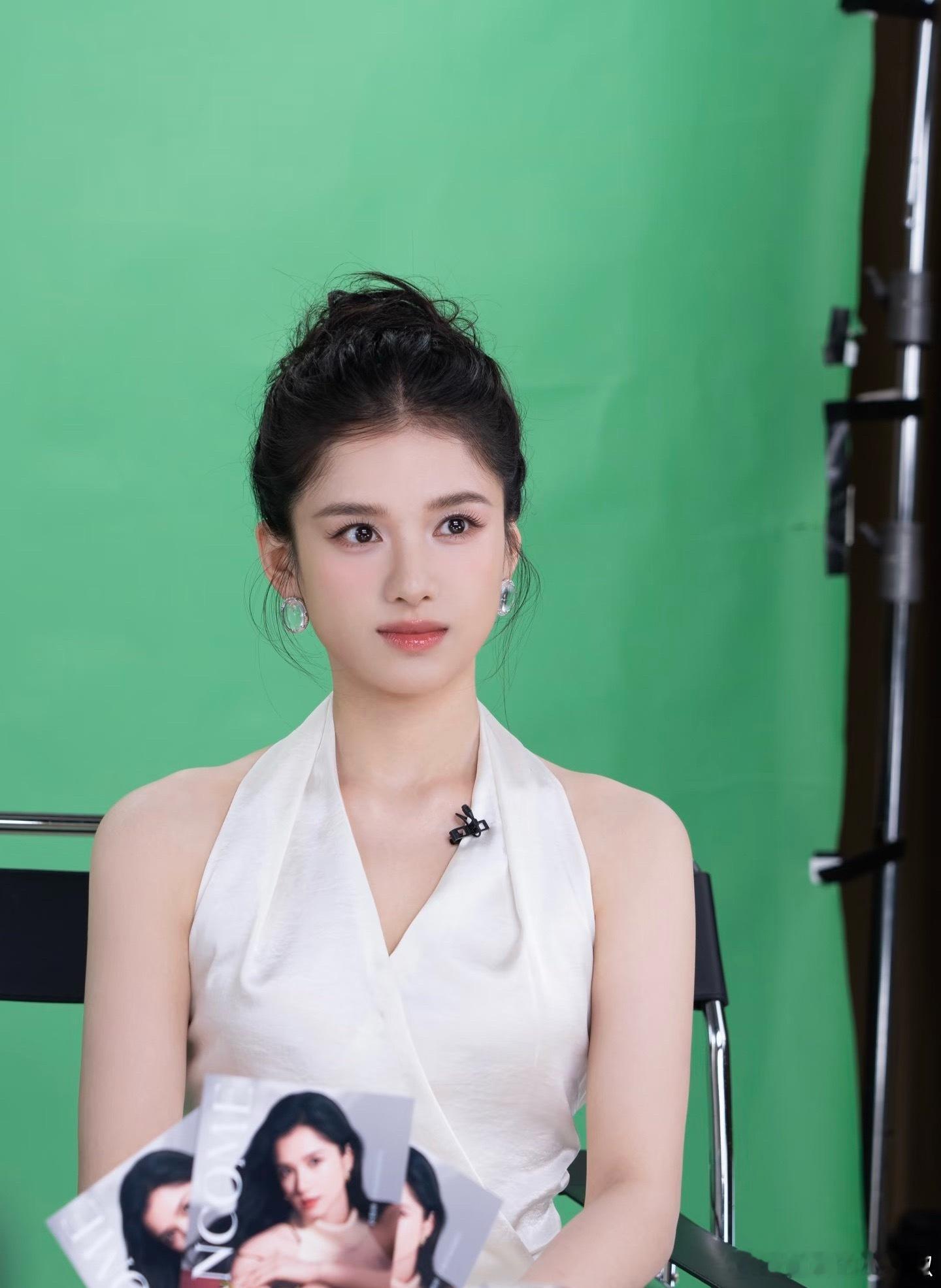 张婧仪直播造型，👸还是挺富态的，一点不干瘦​​​