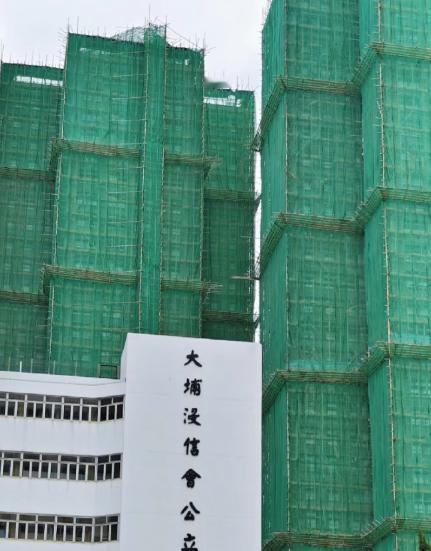 前几天看一帖子有人问香港为什么用竹脚手架，先不说着火，外墙维修封成这样好几个月甚
