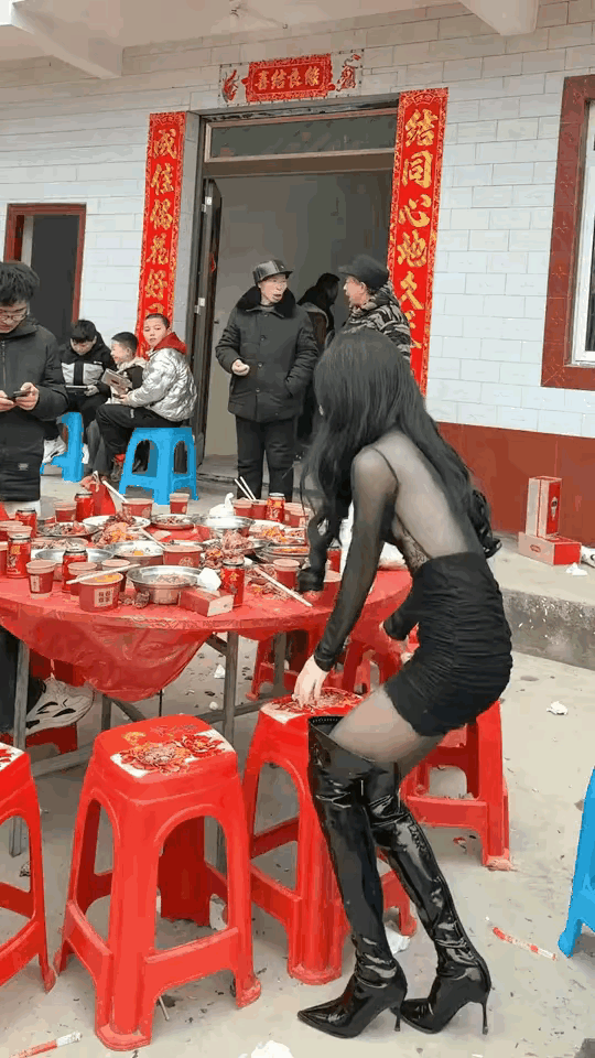 这样穿着容易喧宾夺主，太惹眼了，与众不同。