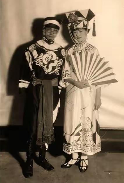 王铎：梁思成和林徽因在美国大学里朋友们，这是这是梁思成和林徽因在美国大学里的一