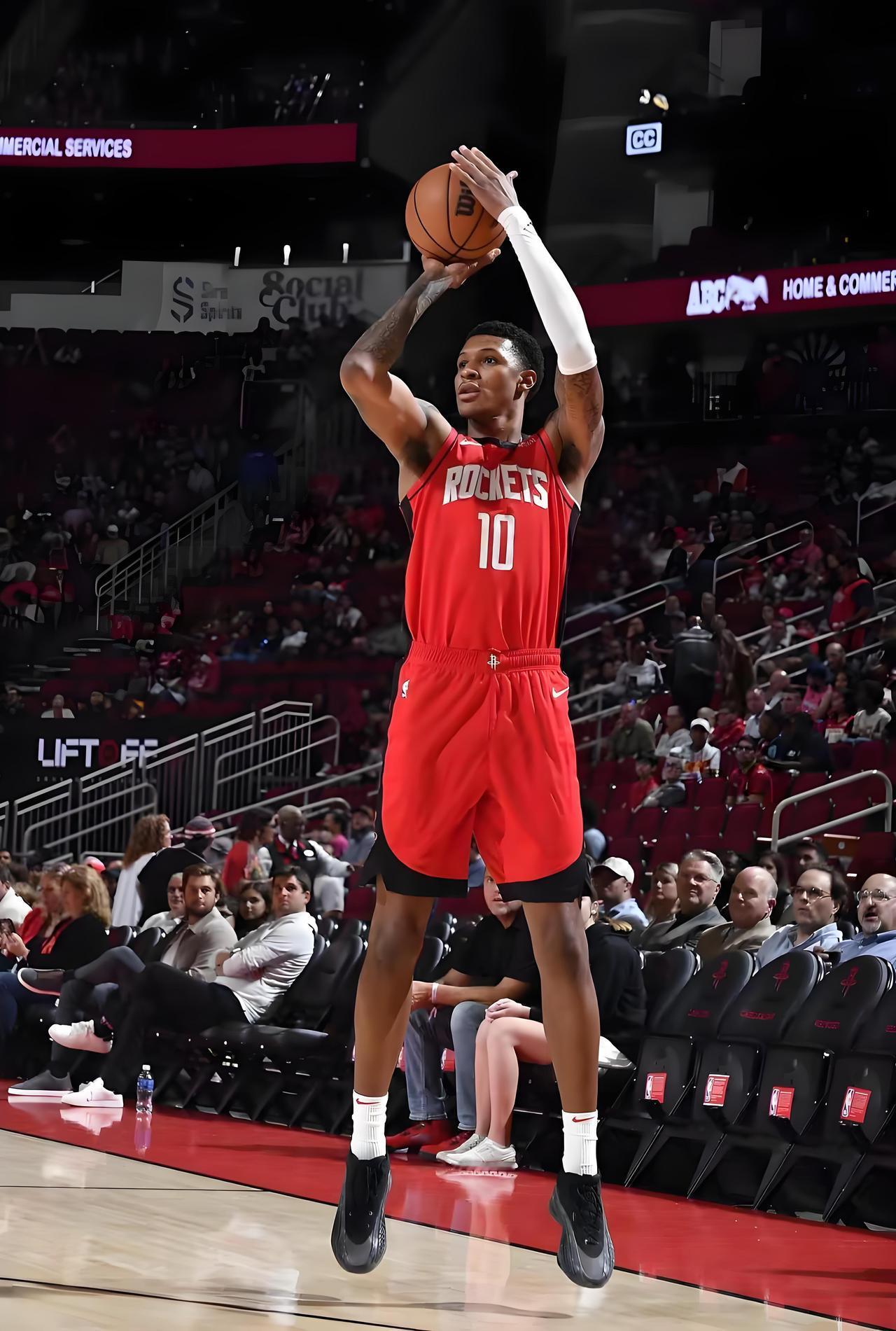 三分射手还是持球锋线？贾巴里·史密斯的未来，藏着锋线进化史的两种可能！投射能