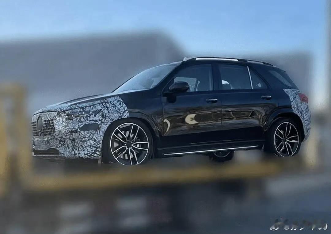 新奔驰gle轴距也加长了。3100轴距。国内就这样，SUV轴距小了就卖不上价