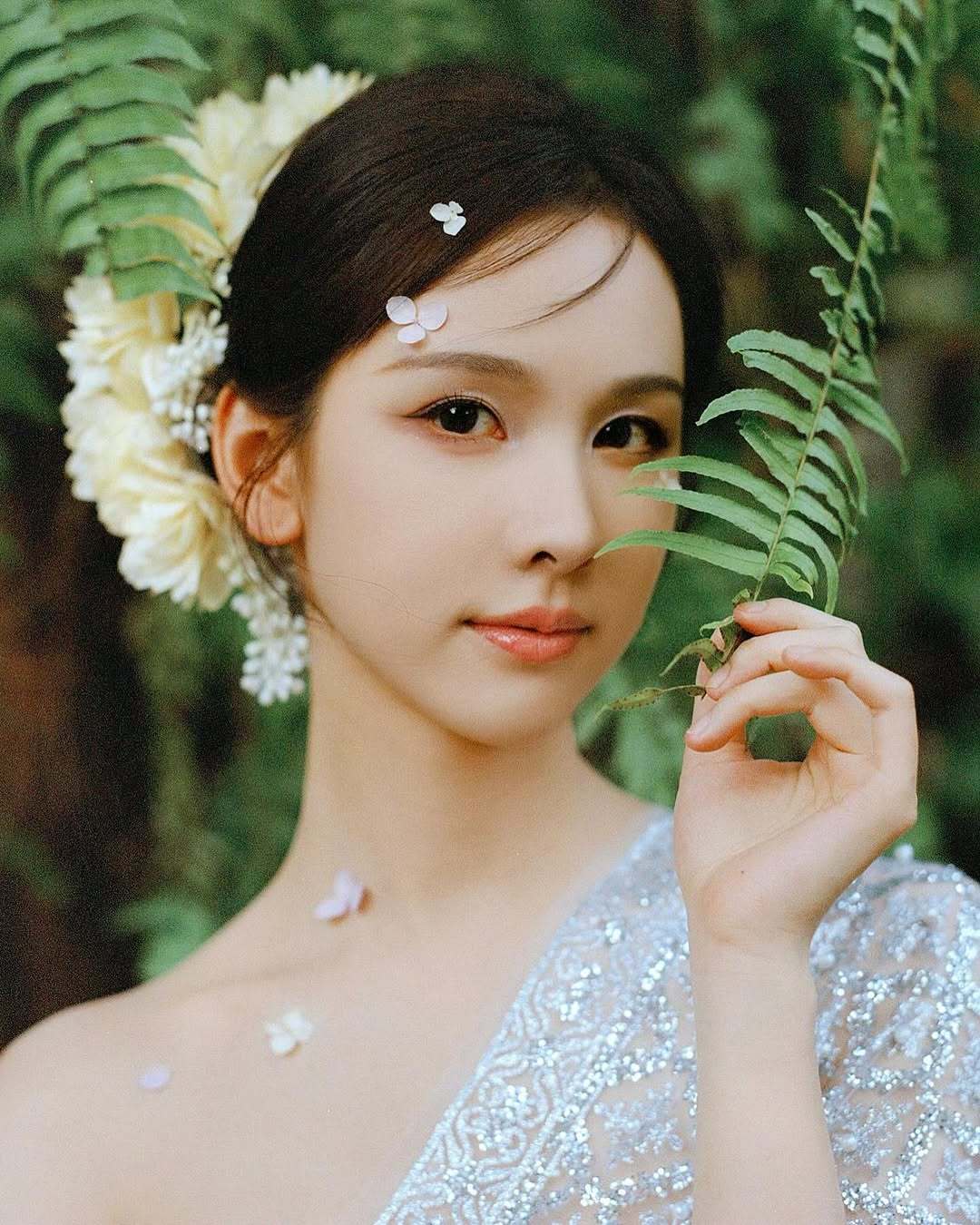 救命！和闺蜜刷到这组图直接集体尖叫——金色抹胸把腰线勒成蚂蚁腰，浅紫纱笼裙裹