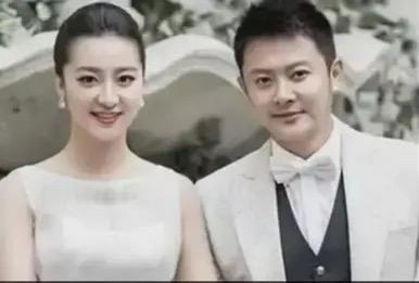 2014年，印小天向哈琳娜求了婚，哈琳娜说：“我是硕士学历，家族企业，愿意拿10