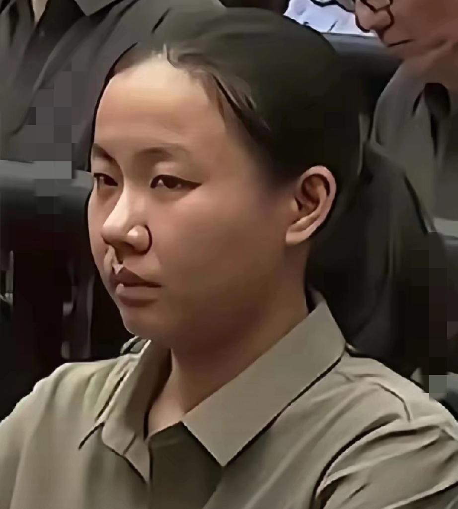 明珍珍长得和她爸爸明国安一模一样，可这张相似的脸，却没能给她带来同样的“好运”。