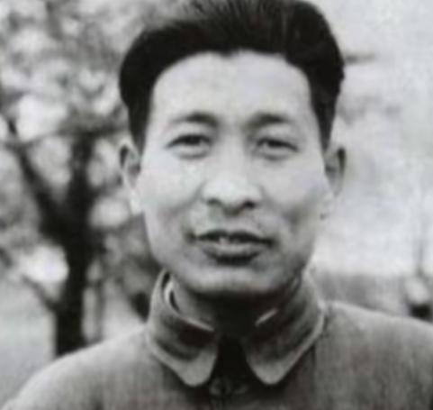 1949年，叛逃12年的红军师长带领800人马前来起义，前线司令员左右为难，不敢