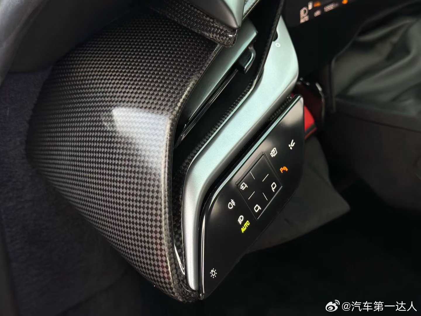 法拉利SF90Stradale，21年9月上牌1.9万公里，银石赛道灰配色选