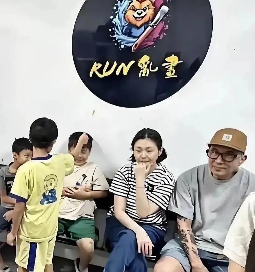 看到这张照片，我才真的相信大S再婚是幸福的。看过《美容大王》这本书就知道，她