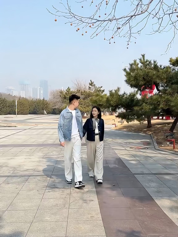儿子博士毕业后，找了个北京的独生女，我却愁得整夜睡不着。不只是在亲家面前，我们这种小地方的人抬不起头