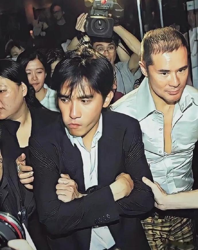 论帅气，巅峰梁朝伟远远甩开黎明一条街。