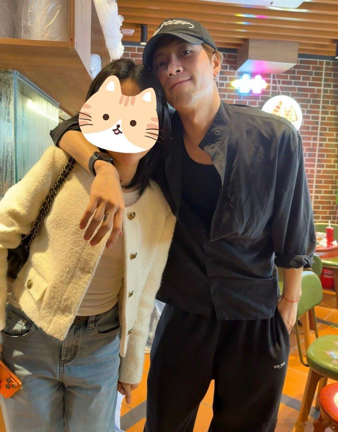 香港吃面偶遇王嘉尔网友香港尖沙咀吃面偶遇王嘉尔，还合照了，哎你说这事闹的，发p