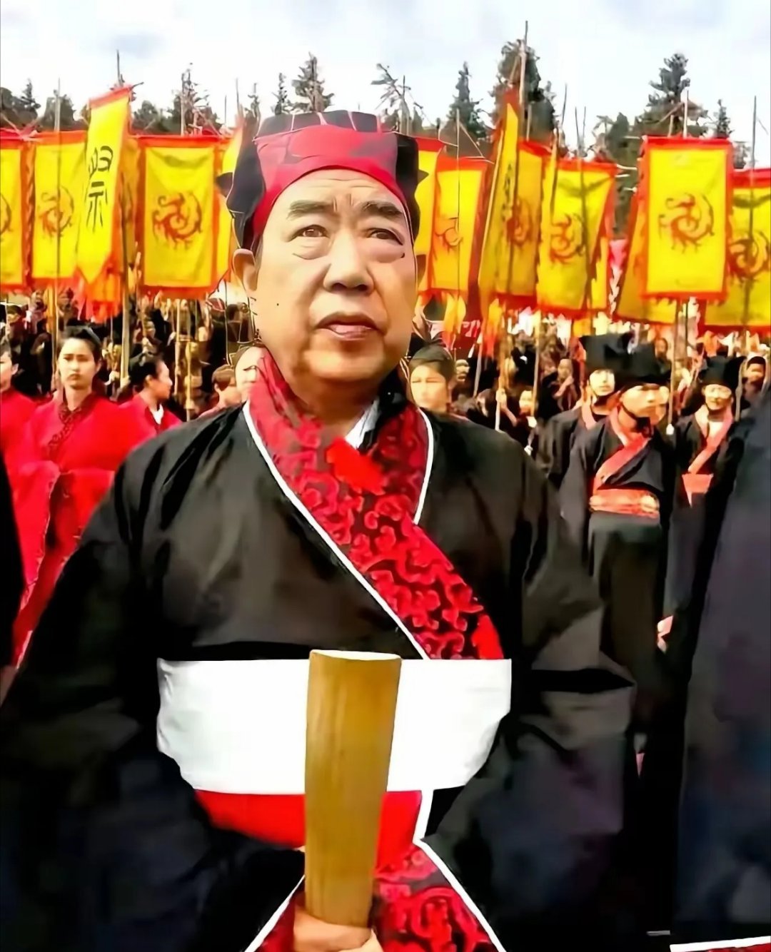 近日，一代文坛巨匠贾平凹身着传统汉服，盛装出席天山西王母祭祀大典。