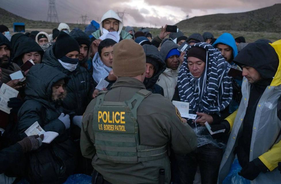 美国遣返非法移民为何坚决不收？这回最崩溃的，恐怕不是偷渡客，而是美国ICE自己