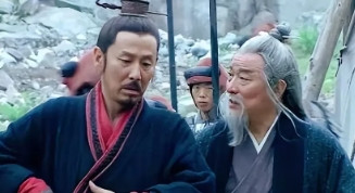 秦朝末年，刘邦正在军帐里洗脚，突然一名卫兵连滚带爬地进来，他颤抖着说：“帐外有个