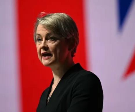 香港法院裁决黎智英勾结外国势力罪等三项罪名成立，最高可能面临终身监禁。此裁决公布