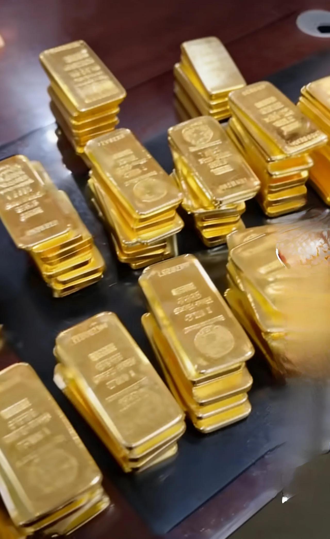 辽宁女子一年半赚两公斤黄金，她是怎么做到的呢？2公斤金条码得整整齐齐，账面浮