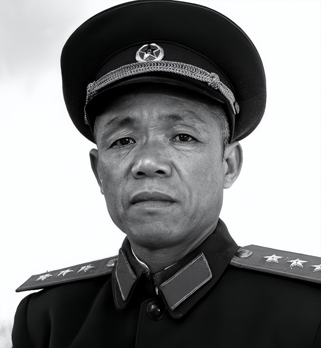 1977年，兰州军区突然调来一位老将，冼恒汉知道后意识到了什么：这是来顶替自己了