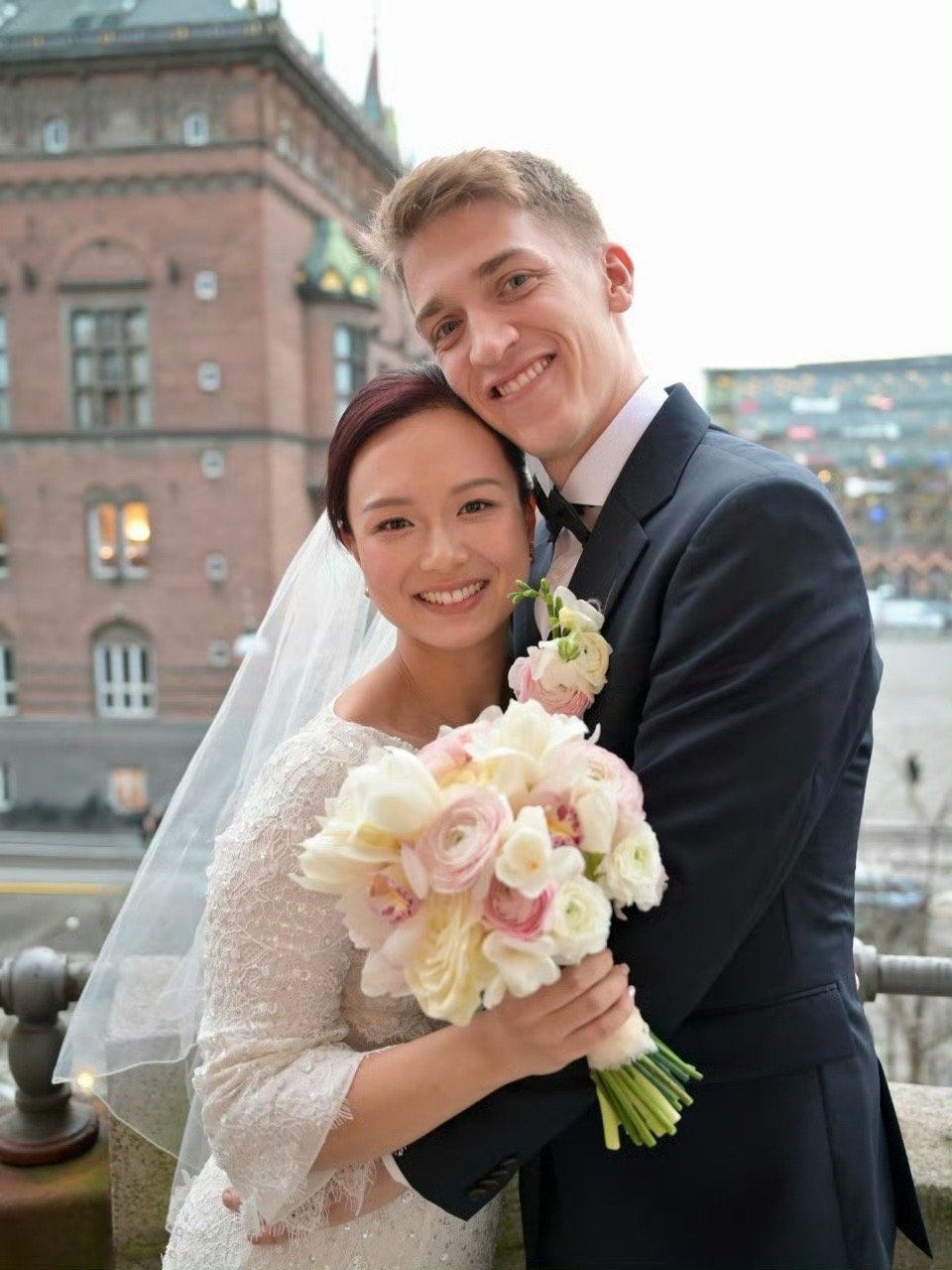 卡尔伯格万远举办婚礼安东-卡尔伯格和万远社媒晒出婚礼照，地点在哥本哈根市政厅。