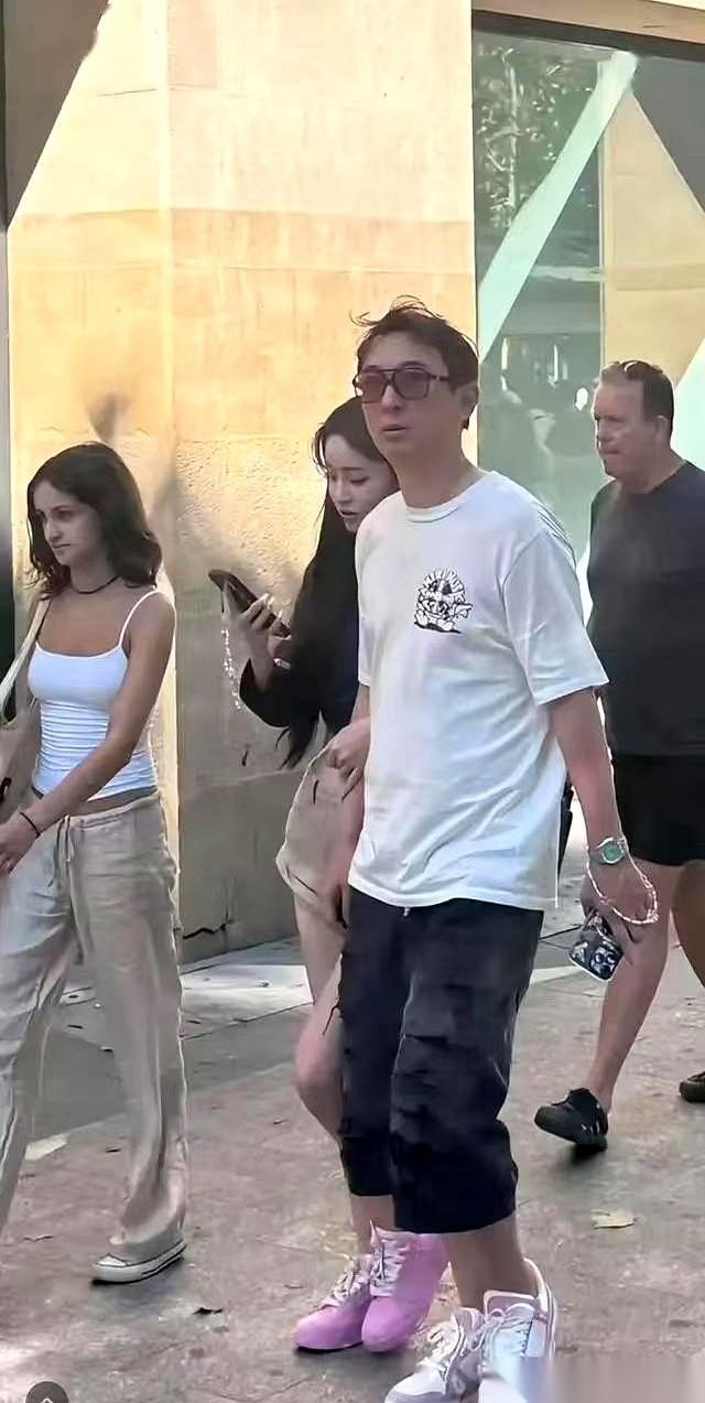 别再传王思聪欠20亿不回国了。有留学生在东京碰见他，自己拖着三块滑雪板，跟两个