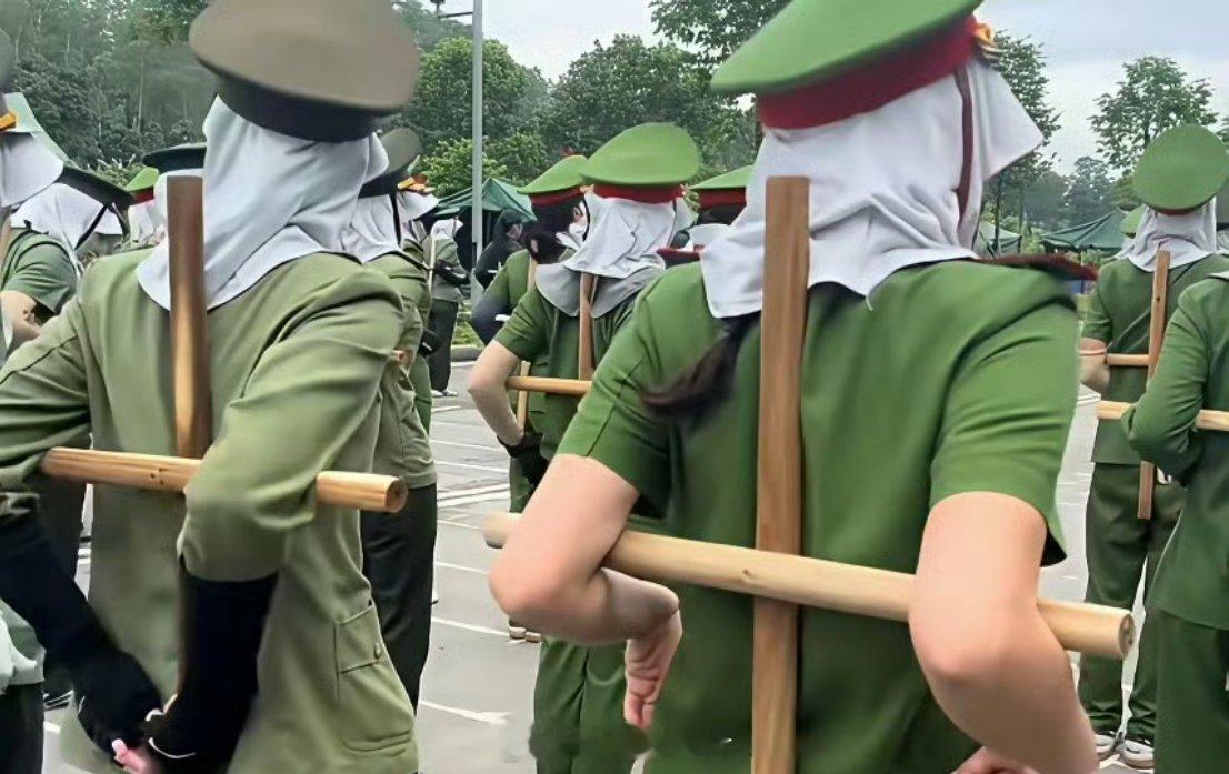 越南女兵练正步，怕晒黑竟都戴了头套。