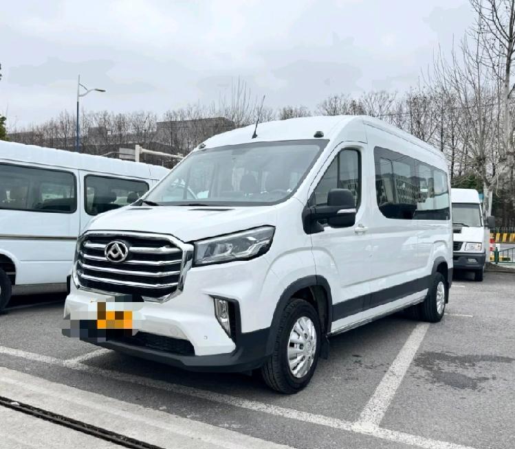 南阳鄂牌追尾半挂客车，3点详情猜测：1、私人长期网约车，群聊或平台约车，正规甚