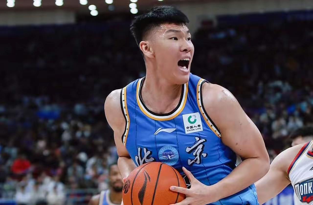 对于范子铭这个球员，高薪低能，这个是球迷们普遍的一致的看