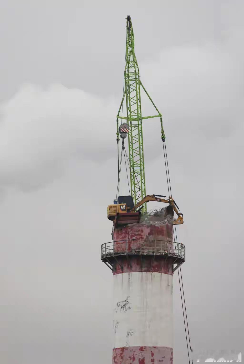 青岛震撼一幕！百米“工业巨兽”在辽阳东路被凌空肢解，背后是一场蓄谋已久的城市“新