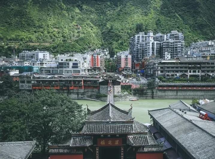 女游客泸定桥打卡突然蹲地痛哭，她问的那句话，戳中了所有中国人五一期间，四川泸定